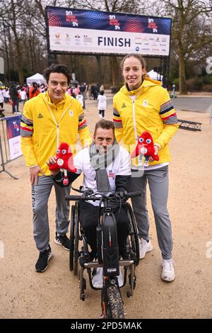 Bruxelles, martedì 14 marzo 2023. Il giocatore belga di hockey Thomas Briels, l'atleta belga Para Roger Habsch e il belga Noor Vidts pongono per il fotografo al relay virtuale in tutto il mondo con il Team Belgium e il Paralimpic Team Belgium, Il nostro paese sarà virtualmente consegnato il batone di rinvio dal Libano alle 09:00:00 e a sua volta lo trasmetterà al Ghana alle 10:00, a Bruxelles, martedì 14 marzo 2023. A seguito di questo 'Round the World Relay', il BOIC presenta la Casa belga e il Team Belgium i preparativi per le Olimpiadi a 500 giorni prima di Parigi 2024. FOTO DI BELGA LAURIE DIEFFEMBACQ Foto Stock