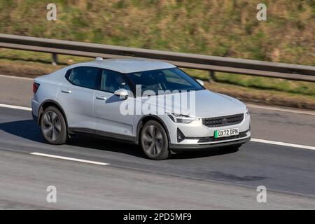 2023 Silver POLESTAR 2 EV FWD elettricità. Fastback Volvo Electric Performance con trazione posteriore, sollevatore elettrico a batteria a 5 porte. Motore singolo a lungo raggio Polestar 2; viaggia sull'autostrada M6, Regno Unito Foto Stock