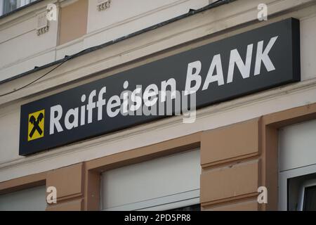 SARAJEVO, BOSNIA ED ERZEGOVINA , 16 AGOSTO 2022: Il logo della banca Raiffeisen sull'edificio. Foto del logo della banca con segni gialli sulla strada Foto Stock