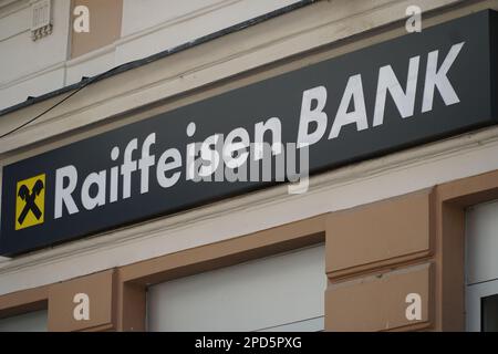 SARAJEVO, BOSNIA ED ERZEGOVINA , 16 AGOSTO 2022: Il logo della banca Raiffeisen sull'edificio. Foto del logo della banca con segni gialli sulla strada Foto Stock