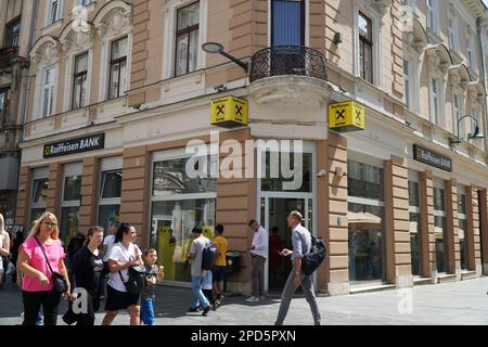 SARAJEVO, BOSNIA ED ERZEGOVINA , 16 AGOSTO 2022: Il logo della banca Raiffeisen sull'edificio. Foto del logo della banca con segni gialli sulla strada Foto Stock