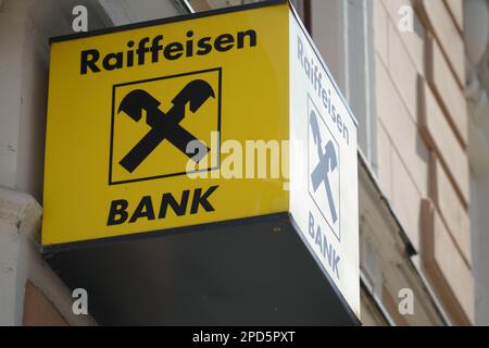 SARAJEVO, BOSNIA ED ERZEGOVINA , 16 AGOSTO 2022: Il logo della banca Raiffeisen sull'edificio. Foto del logo della banca con segni gialli sulla strada Foto Stock