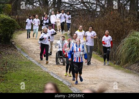 Bruxelles, martedì 14 marzo 2023. L'atleta belga Para Roger Habsch, il belga Noor Vidts, il giocatore belga di hockey Thomas Briels e il giovane atleta belga Para Chloe Van Elsande, raffigurati durante la staffetta virtuale in tutto il mondo con il Team Belgium e il Paralympic Team Belgium, Il nostro paese sarà virtualmente consegnato il batone di rinvio dal Libano alle 09:00:00 e a sua volta lo trasmetterà al Ghana alle 10:00, a Bruxelles, martedì 14 marzo 2023. A seguito di questo 'Round the World Relay', il BOIC presenta la Casa belga e il Team Belgium i preparativi per le Olimpiadi a 500 giorni prima di Parigi 2024. BELGA FOTO LAURIE DIEF Foto Stock