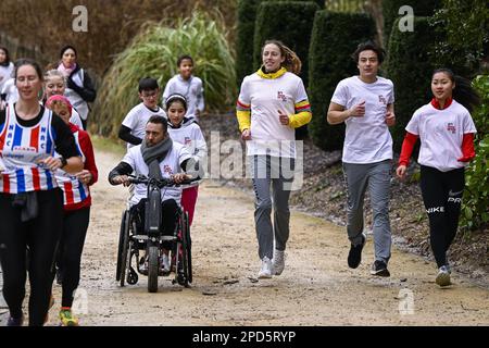 Bruxelles, martedì 14 marzo 2023. L'atleta belga Para Roger Habsch, il belga Noor Vidts, il giocatore belga di hockey Thomas Briels e il giovane atleta belga Para Chloe Van Elsande, raffigurati durante la staffetta virtuale in tutto il mondo con il Team Belgium e il Paralympic Team Belgium, Il nostro paese sarà virtualmente consegnato il batone di rinvio dal Libano alle 09:00:00 e a sua volta lo trasmetterà al Ghana alle 10:00, a Bruxelles, martedì 14 marzo 2023. A seguito di questo 'Round the World Relay', il BOIC presenta la Casa belga e il Team Belgium i preparativi per le Olimpiadi a 500 giorni prima di Parigi 2024. BELGA FOTO LAURIE DIEF Foto Stock