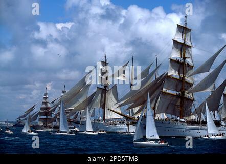 Navi alte al Cadiz partenza gara, 2000 Foto Stock