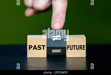 Simbolo per la citazione 'il passato non definisce il vostro futuro. La mano trasforma il cubo e modifica l'equazione "passato uguale al futuro" in "passato diverso dal futuro" Foto Stock