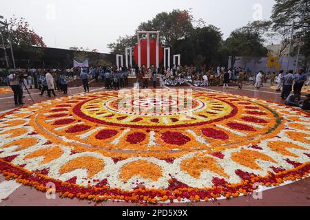 La nazione ha reso omaggio ai martiri del movimento linguistico del 1952 al Minar Shaheed Centrale di Dhaka nella prima ora del Martiri Day di martedì Foto Stock