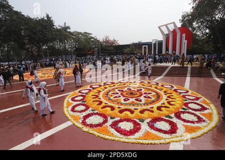 La nazione ha reso omaggio ai martiri del movimento linguistico del 1952 al Minar Shaheed Centrale di Dhaka nella prima ora del Martiri Day di martedì Foto Stock