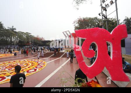 La nazione ha reso omaggio ai martiri del movimento linguistico del 1952 al Minar Shaheed Centrale di Dhaka nella prima ora del Martiri Day di martedì Foto Stock