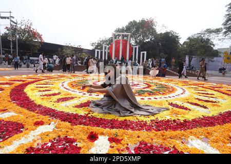 La nazione ha reso omaggio ai martiri del movimento linguistico del 1952 al Minar Shaheed Centrale di Dhaka nella prima ora del Martiri Day di martedì Foto Stock