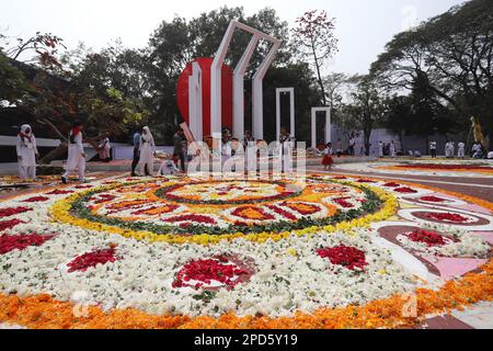 La nazione ha reso omaggio ai martiri del movimento linguistico del 1952 al Minar Shaheed Centrale di Dhaka nella prima ora del Martiri Day di martedì Foto Stock