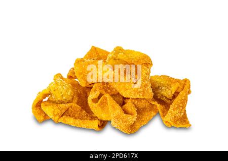 Mucchio di deliziosi wonton fritti in casa croccanti isolati su sfondo bianco con percorso di ritaglio. Foto Stock