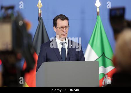 Duesseldorf, Germania. 14th Mar, 2023. Hendrik Wüst (CDU), ministro presidente della Renania settentrionale-Vestfalia, pubblica una dichiarazione sul caso della dodicenne uccisa Luise di Freudenberg. La ragazza è stata trovata morta la domenica vicino ad una pista ciclabile sul territorio Renania-Palatinato direttamente al confine di stato con la Renania settentrionale-Vestfalia. Il bambino era stato segnalato mancante il sabato. Credit: David Young/dpa/Alamy Live News Foto Stock