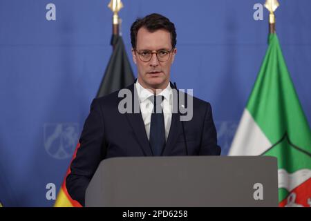 Duesseldorf, Germania. 14th Mar, 2023. Hendrik Wüst (CDU), ministro presidente della Renania settentrionale-Vestfalia, pubblica una dichiarazione sul caso della dodicenne uccisa Luise di Freudenberg. La ragazza è stata trovata morta la domenica vicino ad una pista ciclabile sul territorio Renania-Palatinato direttamente al confine di stato con la Renania settentrionale-Vestfalia. Il bambino era stato segnalato mancante il sabato. Credit: David Young/dpa/Alamy Live News Foto Stock