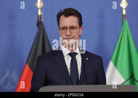 Duesseldorf, Germania. 14th Mar, 2023. Hendrik Wüst (CDU), ministro presidente della Renania settentrionale-Vestfalia, pubblica una dichiarazione sul caso della dodicenne uccisa Luise di Freudenberg. La ragazza è stata trovata morta la domenica vicino ad una pista ciclabile sul territorio Renania-Palatinato direttamente al confine di stato con la Renania settentrionale-Vestfalia. Il bambino era stato segnalato mancante il sabato. Credit: David Young/dpa/Alamy Live News Foto Stock