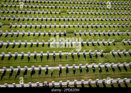 Aereo che guarda giù su pietre miliari militari onorando militari di servizio delle forze armate decorate con bandiere americane per il Memorial Day Foto Stock