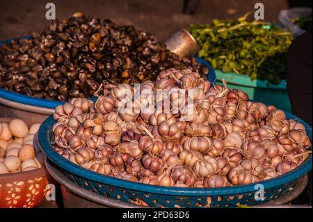 Spicchi di aglio fresco per la vendita sul mercato russo, Phnom Penh Cambogia. © Kraig Lieb Foto Stock