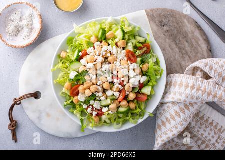 Insalata di verdure fresche con ceci e feta Foto Stock