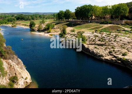 Pont Du Gard - antico ponte dell'acquedotto romano che attraversa il fiume Gardon a Vers-Pont-du-Gard, Francia Foto Stock