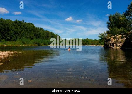 Pont Du Gard - antico ponte dell'acquedotto romano che attraversa il fiume Gardon a Vers-Pont-du-Gard, Francia Foto Stock