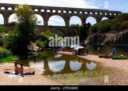 Pont Du Gard - antico ponte dell'acquedotto romano che attraversa il fiume Gardon a Vers-Pont-du-Gard, Francia Foto Stock