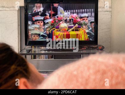 Donna che guarda i funerali della regina Elisabetta II in diretta sulla BBC, 19th settembre 2022 Foto Stock