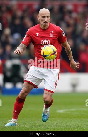 Jonjo Shelvey della Foresta di Nottingham durante la partita della Premier League presso il City Ground di Nottingham. Data immagine: Domenica 5 marzo 2023. Vedi PA storia CALCIO Foresta. Il credito fotografico dovrebbe essere: Nick Potts/PA Wire. RESTRIZIONI: SOLO USO EDITORIALE non utilizzare con audio, video, dati, liste di eventi, logo di club/campionati o servizi 'live' non autorizzati. L'uso in-match online è limitato a 120 immagini, senza emulazione video. Non è utilizzabile nelle scommesse, nei giochi o nelle pubblicazioni di singoli club/campionati/giocatori. Foto Stock