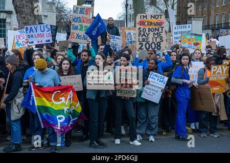 Londra, Regno Unito. 13th marzo, 2023. Migliaia di straordinari medici in formazione membri della British Medical Association (BMA) linea Whitehall fuori Downing Street. Oggi è il primo giorno del più grande sciopero dei medici junior BMA nella storia del NHS. I medici junior chiedono un aumento delle retribuzioni del 35% per compensare l'inflazione dal 2008. Credit: Notizie dal vivo di Mark Kerrison/Alamy Foto Stock