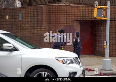 Manhattan, New York, 14/03/2023, la polizia indaga su una sparatoria a Manhattan, New York, Stati Uniti il 14 marzo 2023. Il Dipartimento di polizia di New York indaga su una sparatoria a Manhattan sulla West 68th Street e su Amsterdam Avenue. Martedì mattina, un maschio di 17 anni è stato girato in piena luce del giorno sulla West 68th St e Amsterdam Avenue. La vittima di 17 anni è stata trasportata in ospedale. Il sindaco di New York, Eric Adams, ha visitato il sito delle riprese e ha parlato con le autorità, quindi ha lasciato la scena senza rispondere alle domande dei media. La ripresa è avvenuta vicino al Martin Luther Kin Foto Stock