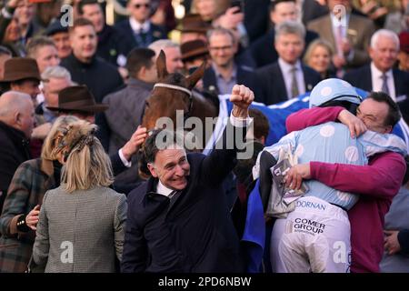 L'allenatore Henry de Bromhead festeggia dopo aver vinto l'ostacolo di Close Brothers Mares con Honeysuckle il primo giorno del Cheltenham Festival all'ippodromo di Cheltenham. Data immagine: Martedì 14 marzo 2023. Foto Stock