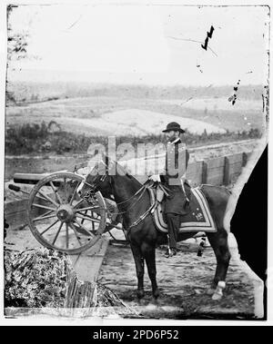 Atlanta, GA. Generale William T. Sherman a cavallo al Forte Federale No. 7. Fotografie della guerra civile, 1861-1865 , fotografie selezionate della guerra civile, 1861-1865. Stati Uniti, Storia, Guerra civile, 1861-1865, strutture militari, Fortificazioni & fortificazioni, Campagna di Atlanta, 1864, , Sherman, William T, Stati Uniti, Georgia, Atlanta. Foto Stock