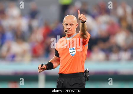 L'arbitro Szymon Marciniak gesta durante la Coppa del mondo FIFA Qatar 2022 Match tra Francia e Danimarca allo Stadio 974. Punteggio finale: Francia 2:1 Danimarca. Foto Stock