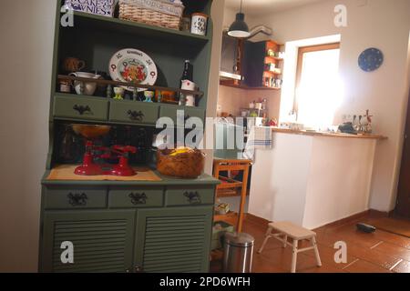 Cucina tradizionale ungherese comò, cucina dietro, in una casa contadina, paraszthaz, Ungheria Foto Stock