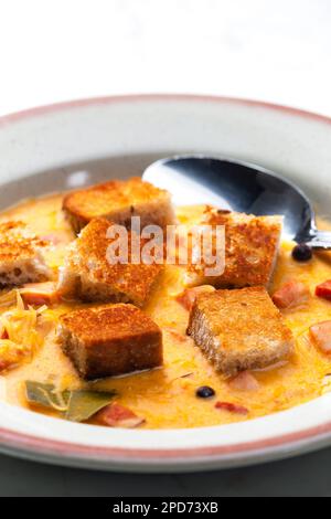 zuppa di cavolo con carne affumicata e pane tostato Foto Stock