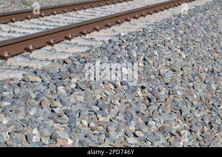 Binario ferroviario nel letto di ghiaia in primo piano Foto Stock