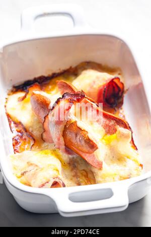 wurst in pancetta al forno con formaggio chedar Foto Stock