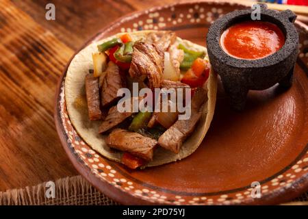 Fajitas Tacos di manzo. Alambre de Res. Ricetta molto popolare in Messico, gli ingredienti principali sono pezzi di carne, cipolla, pancetta e peperoni, arrosto su Foto Stock