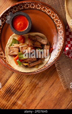 Fajitas Tacos di manzo. Alambre de Res. Ricetta molto popolare in Messico, gli ingredienti principali sono pezzi di carne, cipolla, pancetta e peperoni, arrosto su Foto Stock