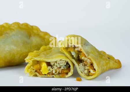 Primo piano di torta pastella intera e affettata dall'Indonesia. Foto Stock