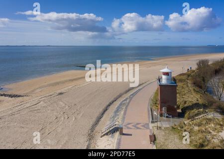 Vista aerea sulla spiaggia sabbiosa e sul faro di Olhörn a Wyk auf Föhr sull'isola di Föhr nel Mare di Wadden, Nordfriesland, Schleswig-Holstein, Germania Foto Stock