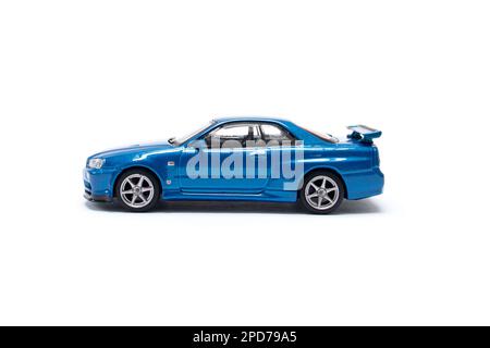 Bogor, Indonesia, 12 marzo 2023 - dopo alcune modifiche, una foto di nissan skyline GTR R34 miniatura su bianco isolato. Foto Stock