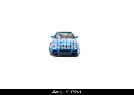 Bogor, Indonesia, 12 marzo 2023 - dopo alcune modifiche, una foto di nissan skyline GTR R34 miniatura su bianco isolato. Foto Stock