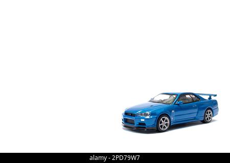 Bogor, Indonesia, 12 marzo 2023 - dopo alcune modifiche, una foto di nissan skyline GTR R34 miniatura su bianco isolato. Foto Stock