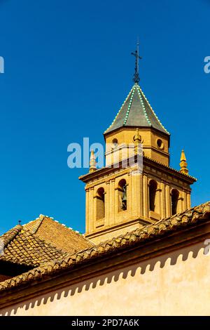 Chiesa di Santa Maria de la Alhambra al Palazzo dell'Alhambra a Granada Andalucia Spagna Sito Patrimonio dell'Umanità dell'UNESCO e principale attrazione turistica. Foto Stock