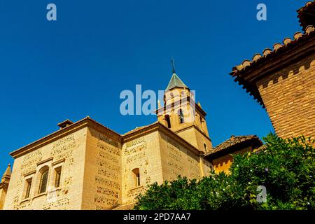 Chiesa di Santa Maria de la Alhambra al Palazzo dell'Alhambra a Granada Andalucia Spagna Sito Patrimonio dell'Umanità dell'UNESCO e principale attrazione turistica. Foto Stock