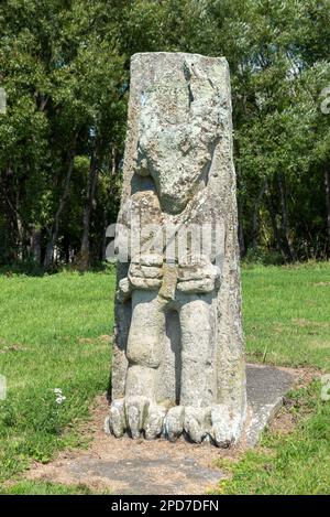 Scultura in pietra sul percorso a piedi nel parco del lago Henley a Masterton, Nuova Zelanda, in una giornata estiva brillante. Foto Stock