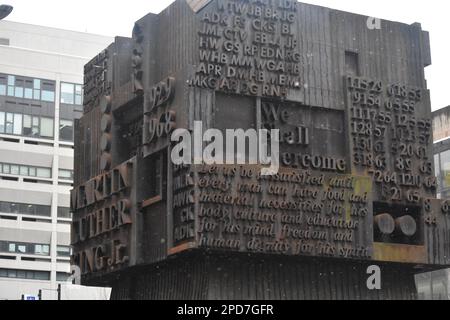 Manhattan, Stati Uniti. 14th Mar, 2023. Scultura commemorativa MLK fuori dal campus educativo Martin Luther King JR a Manhattan, New York. Il Dipartimento di polizia di New York City indaga sulle sparatorie a Manhattan di un maschio di 17 anni sparato alla luce del giorno su West 68th St e Amsterdam Avenue. La vittima di 17 anni è stata trasportata in ospedale. La ripresa è avvenuta vicino al Martin Luther King Jr. Campus didattico. Credit: SOPA Images Limited/Alamy Live News Foto Stock