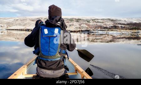 Canoa sul lago Brora in inverno Foto Stock