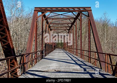 NEMO ponte una trusca di ferro arrugginita che attraversa il fiume Emory costruito nei primi anni '30 non è più utilizzato solo per i pedoni e la sua ora parte di Foto Stock