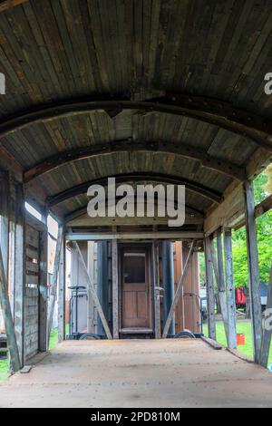 fotografia dell'antica carrozza in legno abbandonata dall'interno Foto Stock